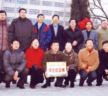       2004年12月路大三、四班畢業(yè)生十五周年同學(xué)聚會在母校栽下師生紀(jì)念 樹祝母校更加輝煌
