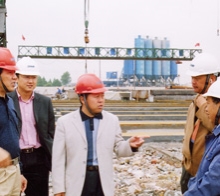       圖為學院畢業(yè)生韋世國副局長（左一）、學院畢業(yè)生九泰公司 總經(jīng)理關和平（中）在施工現(xiàn)場